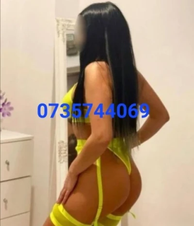 Bruneta sexy...accept cupluri, piercing intim! Zona Coresi