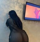 Bună brunetă cu forme apetisante - imagine 3