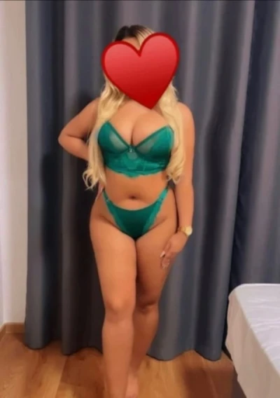 Blonda sânii mari ! In marasti