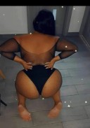 Brunetă cu forme apetisante - imagine 2