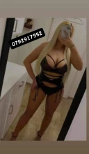 Blonda cu forme apetisante! - imagine 2