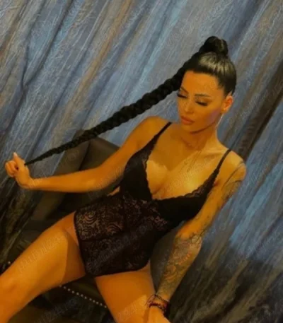 Bruneta tatuata zona stefan cel mare