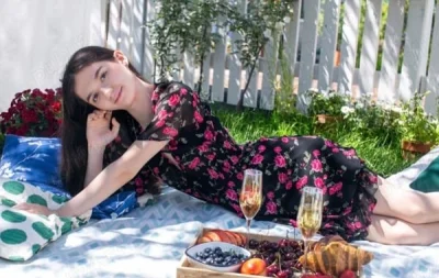 Studenta bruneta 19 anisori piata romana pup