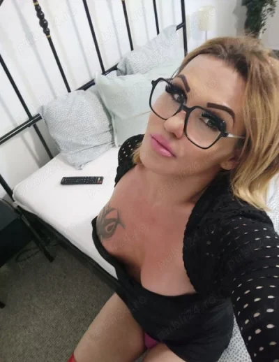 Transsexuală siliconata cu poze reale se confruntă tatuaje