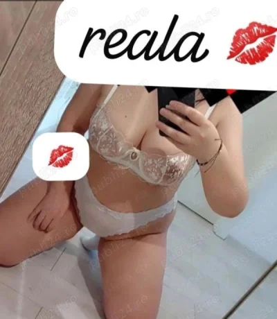 Roxy singura si independenta