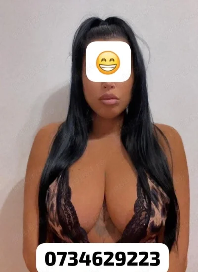 Bruneta cu poze reale