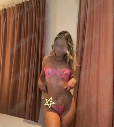 Party girl deplasari la hotel