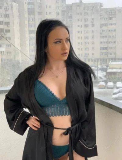 Confirm cu tatuajele bruneta cu forme apetisante zona generali