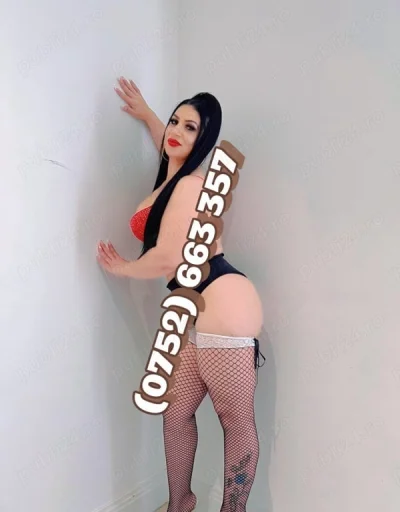 Bruneta senzuala sexy si fierbinte