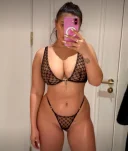 Bruneta cu forme la tine in zona - imagine 5