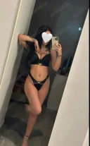 Bruneta cu forme fac deplasari - imagine 1