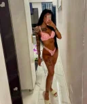 Bruneta cu tatuaje - imagine 1