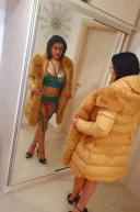 Bruneta ta sexy si fierbinte te asteapta - imagine 1