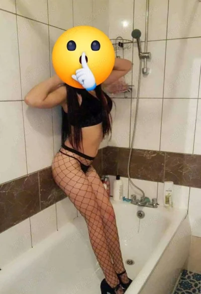 Bruneta cu forme apetisante