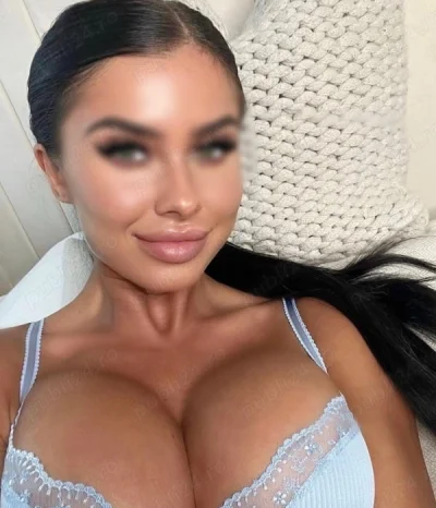 Ana bruneta siliconata