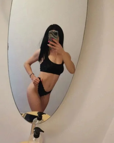 Anya bruneta senzuala poze 100 reale