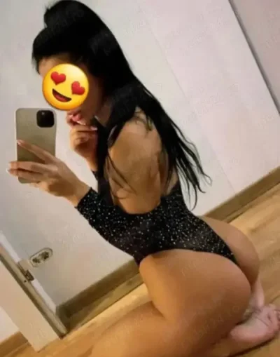 Bruneta sexy noua in locatie fara graba