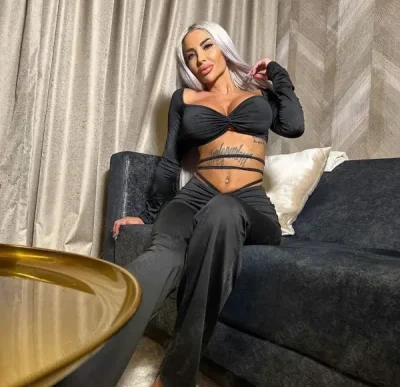 O escorta mereu cu zambetul pe buze finuta eleganta militari res