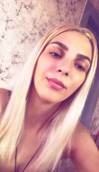 Blonda sexy si provocatoare