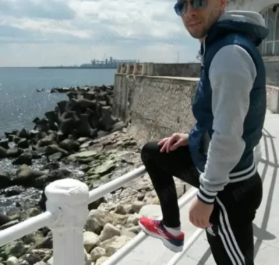 Ofer sarutari intime jos