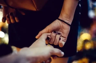 Nou barbat elegant interesat de o fata femeie