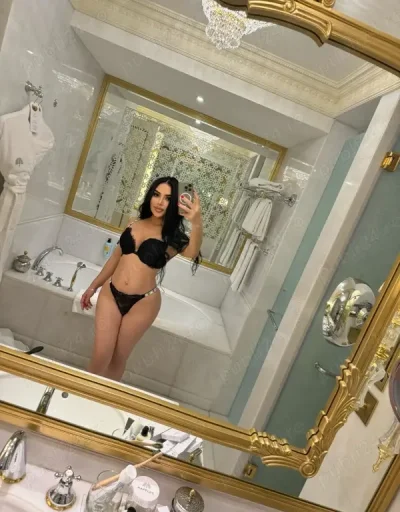 Claudia ofer servicii de show web sau deplasare trimit si clipuri