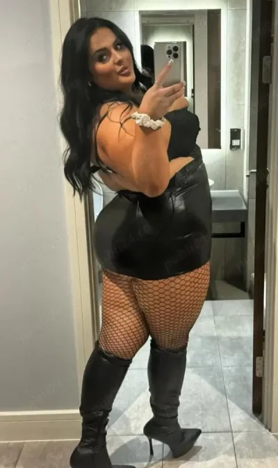 Fantezia ta online 25 de ani medeea voluptuoasa cu forme mari