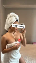 Bruneta sexy picioare lungi si piercing uri - imagine 2