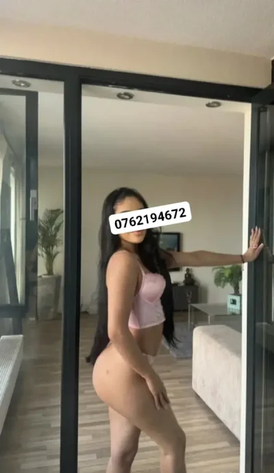 Bruneta sexy picioare lungi si piercing uri