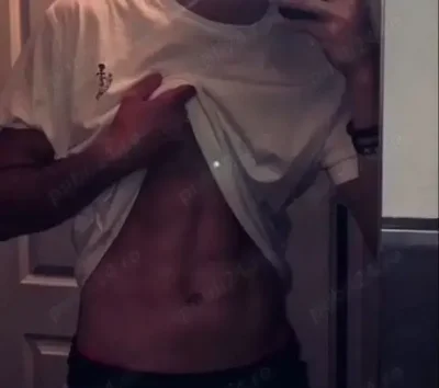 Baiat de 19 ani atletic dotat si plin de viata