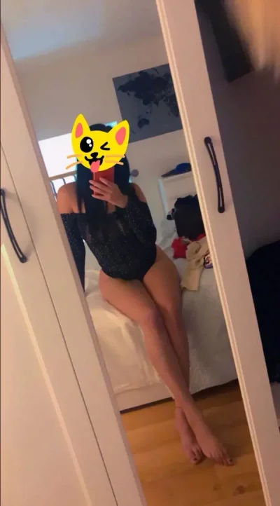 Miniona bruneta noua la tine in oras