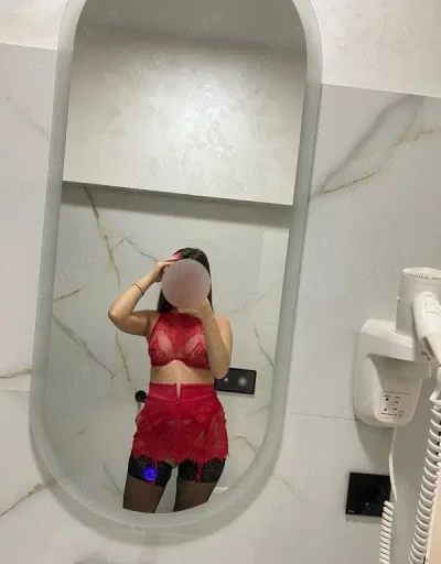 Emilia discreta si aproape de sala palatului