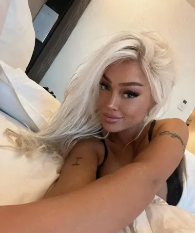 Blonda sexy 2 zile mai stau
