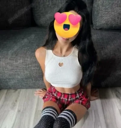 Fara graba slim bruneta