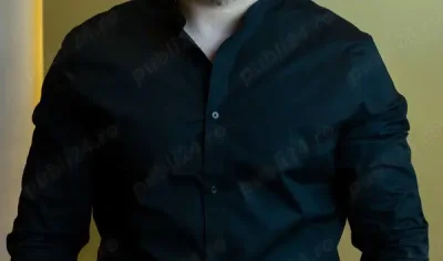 Barbat bine dotat insurat aventuri