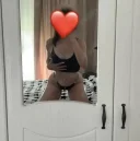 Bruneta apetisanta cu chef de joaca - imagine 2