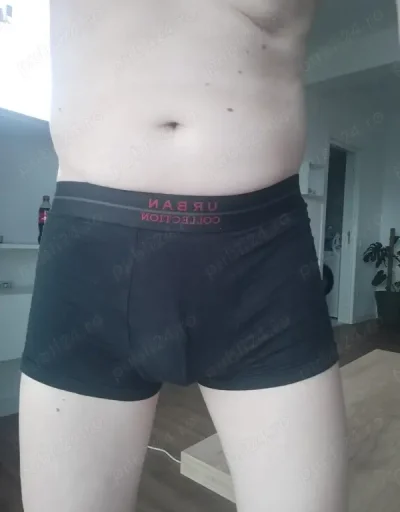 Tanar foare discret ofer momente placute