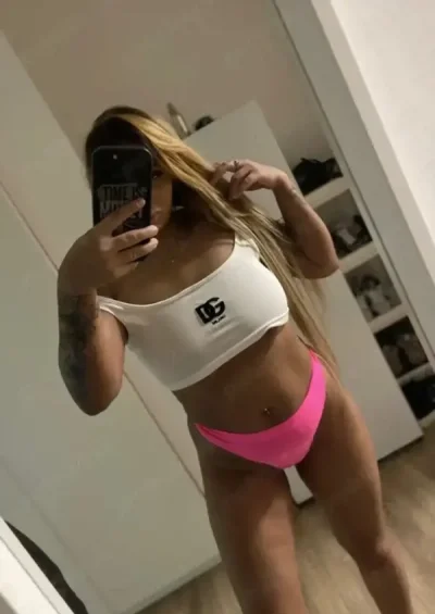 Buna numele meu e andreea am 26 ani