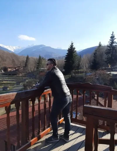 Baiat tanar 27 ani caut domnisoara doamna