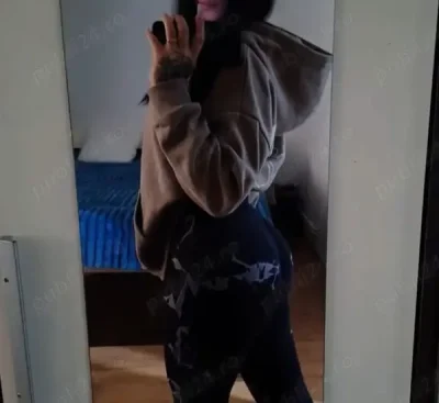 Singura in locatie studenta carla