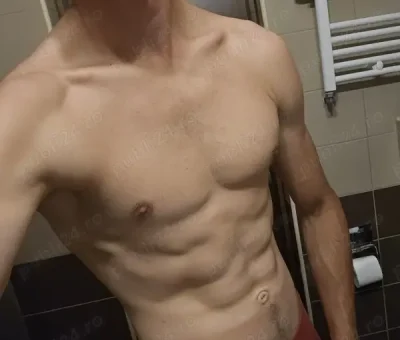 Barbat tanar pentru momente frumoase