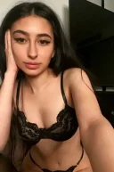 Bruneta satisfacatoare singura in locatie - imagine 2