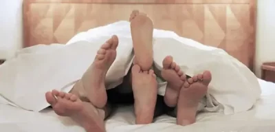 Tanar caut doamna sau cuplu