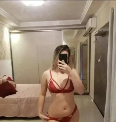 Blonda hot prima data in orasul tau