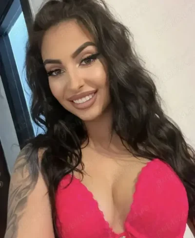 Fac doar deplasari la tine sau la hotel bruneta sexy am si colega