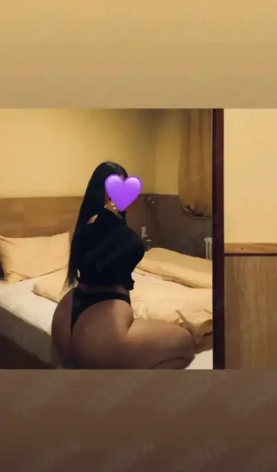 Bruneta cu forme suna ma pentru detalii