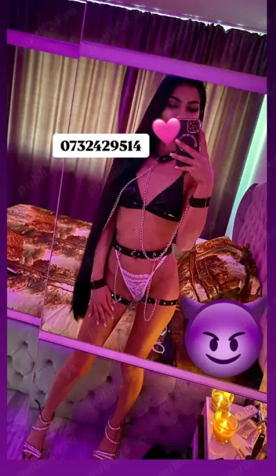 Bruneta slim 100 reala te astept la mine