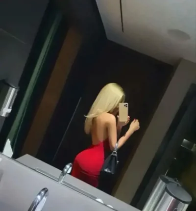 Buna sunt evelina am 20 ani