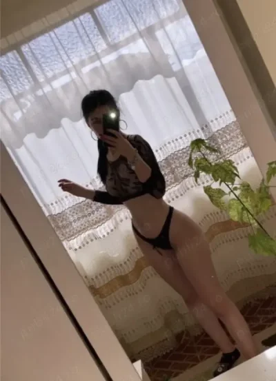 Deplasari escorta bruneta slim noua in oras