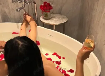 Bruneta fierbinte noua in oras